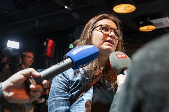 Noemie Roten, Praesidentin des Initiativkomitees, gibt ein Interview, am Abstimmungsstamm des Komitees der Service-Citoyen-Initiative, welche einen obligatorischen Dienst fuer Gemeinschaft und Sicherh ...