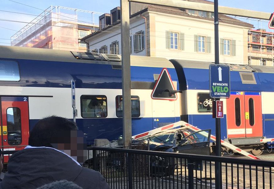 Beim Bahnübergang in der Nähe des Bahnhofs in Uster kam es am Mittwochnachmittag zu einem Unfall.