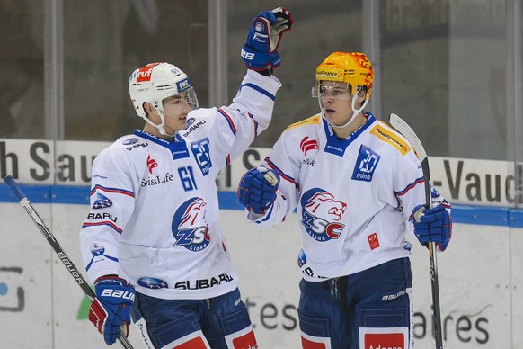 Le joueur zuerichois Fabrice Herzog, gauche, felicite le top scorer zuerichois Auston Matthews, droite, pour son but lors du match du championnat suisse de hockey sur glace de National League A, entre ...