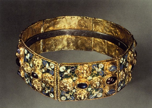 (Restricted rights for specific editorial customers in Germany. Restricted rights for specific editorial customers in Germany.) Crown Jewels Longobards Crown of the Longobards: The Iron Crown of Monz ...