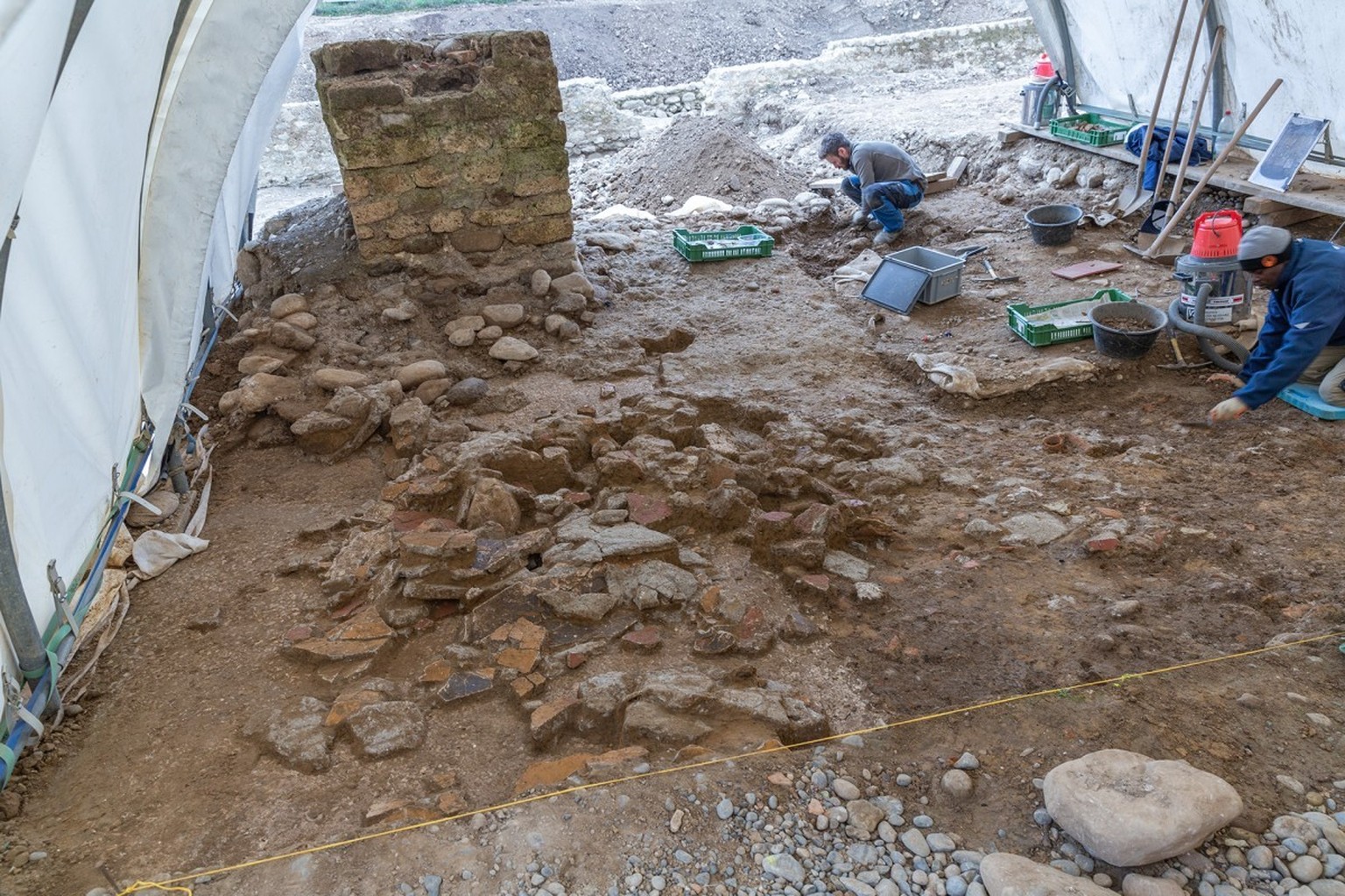 Durch die ausserordentlich guten Erhaltungsbedingungen konnten sowohl Teile der Stampflehmwände als auch der Wandmalerei in ihrem ursprünglichen Zustand dokumentiert und geborgen werden.