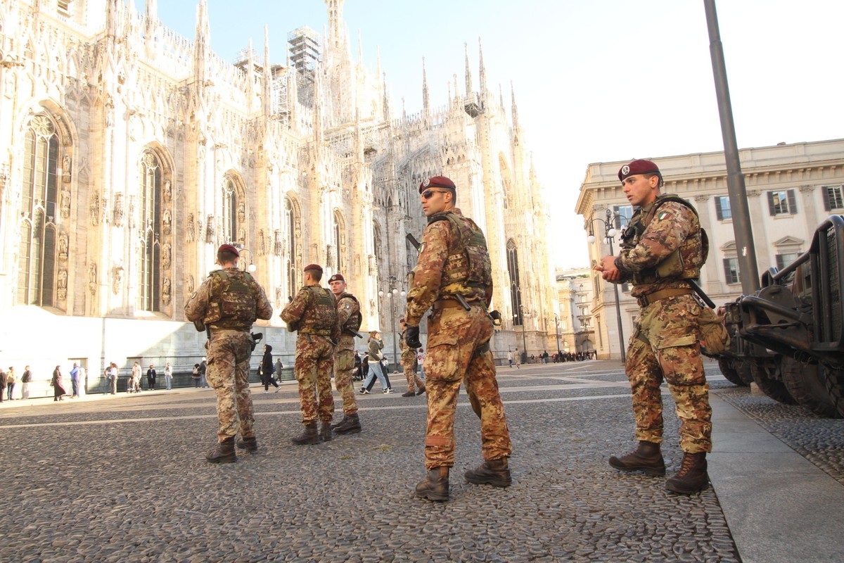 epaselect epa13327593 Soldiers patrol near the Duomo di Milano, the cathedral in Milan, Italy, 24 October 2026. The precaution follows clashes on 17 October that prompted heightened security measures, ...