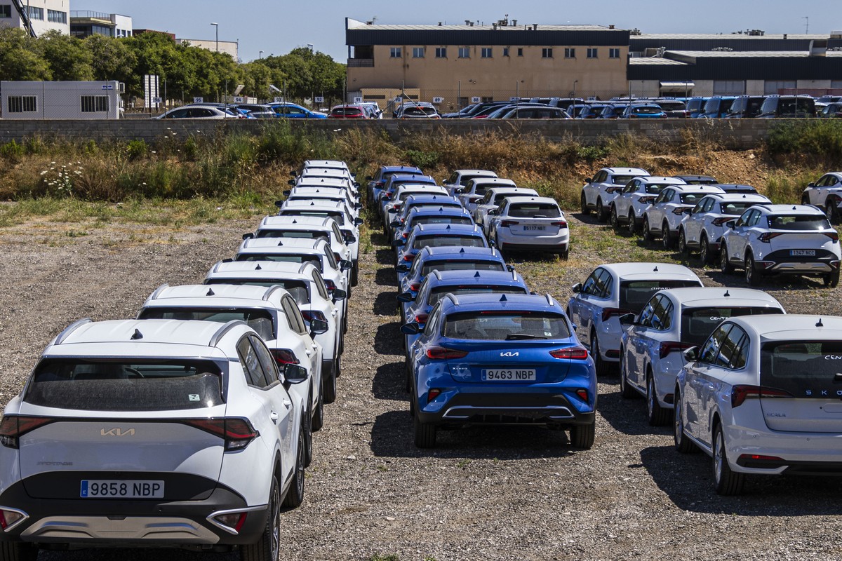 epa12146713 Rental vehicles parked next to Son Sant Joan Airport in Palma de Mallorca, Majorca Island, eastern Spain, 31 May 2025. The Balearic island of Ibiza will limit the vehicles entering from th ...