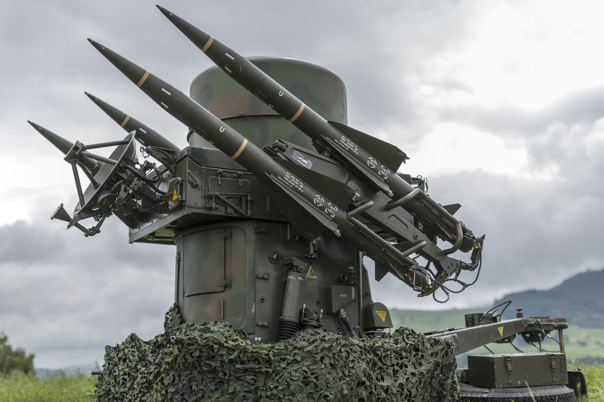 ARCHIVBILD ZUR HEUTIGEN PRESSEKONFERENZ UEBER DIE SISTIERUNG DES BODLUV-BESCHAFFUNGSPROJEKTES, AM FREITAG, 27. JANUAR 2017 - The rapier with the four surface-to-air missiles stands on a hill, and near ...