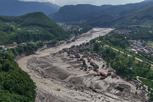 <p>Im Grenzgebiet zwischen Nepal und China hat eine zerstörerische Welle aus Wasser, Schlamm und Geröll mindestens 270 Menschen getötet.</p>