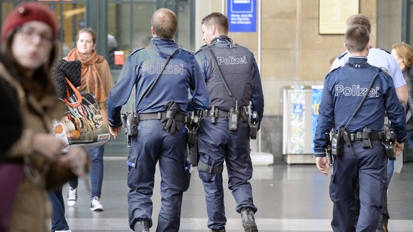 ARCHIV - ZU DEN NEUEN KRITERIEN DER STADTPOLIZEI ZUERICH BEI PERSONENKONTROLLEN, AM MONTAG, 20. NOVEMBER 2017, ERHALTEN SIE FOLGENDE THEMENBILDER ---- Beamte der Zuercher Stadtpolizei im Hauptbahnhof  ...