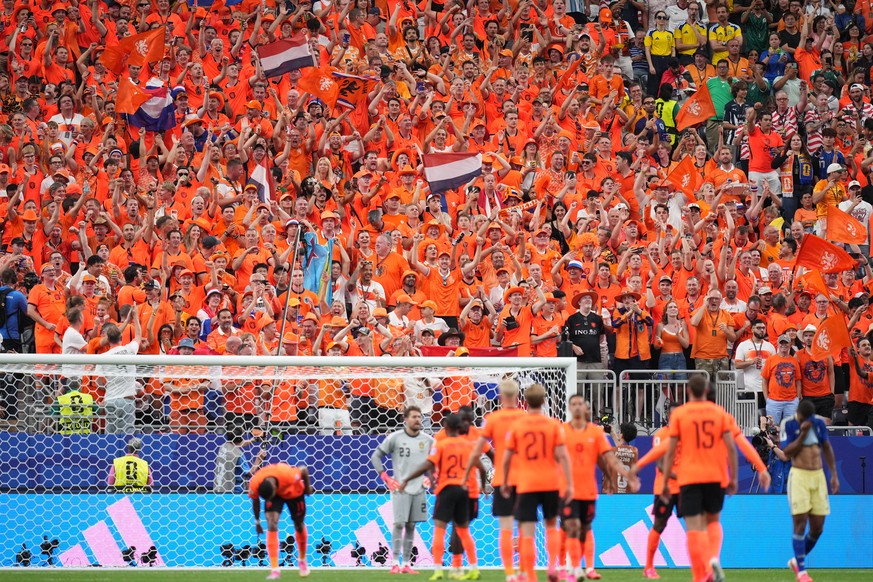 KEYPIX - Fans celebrate after Cody Gakpo scored the Netherlands 4th goal against Sweden during a World Cup Group F soccer match in Houston, Saturday, June 20, 2026. (AP Photo/Eric Gay)
