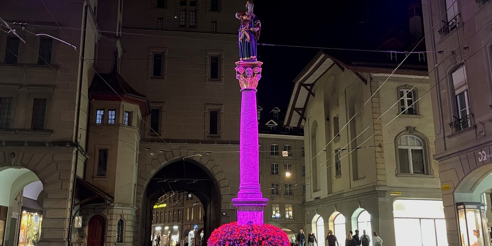 Der Anna-Seiler-Brunnen erstrahlt in Pink.