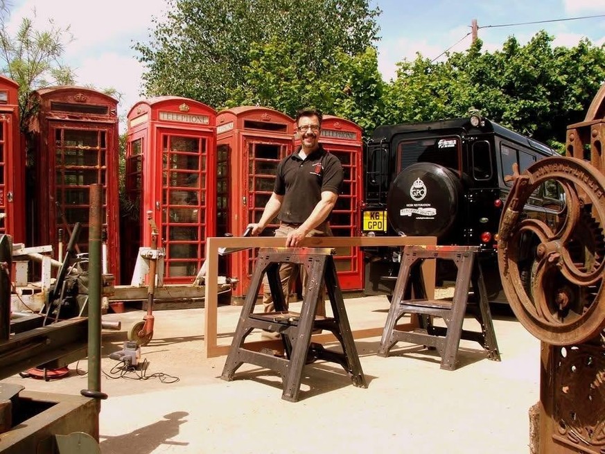 Rote Telefonzellen und ihre Umnützungen. 

https://www.redtelephonebox.com/