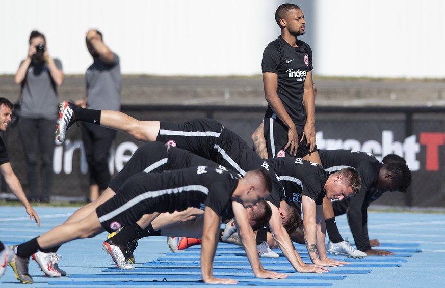 Die Schweizer Djibril Sow, stehend, von Eintracht Frankfurt trainiert mit seinen Kollegen, am Sonntag, 7. Juli 2019, im Lachenstadion in Thun. Der deutsche Bundesligist weilt im Berner Oberland im Tra ...