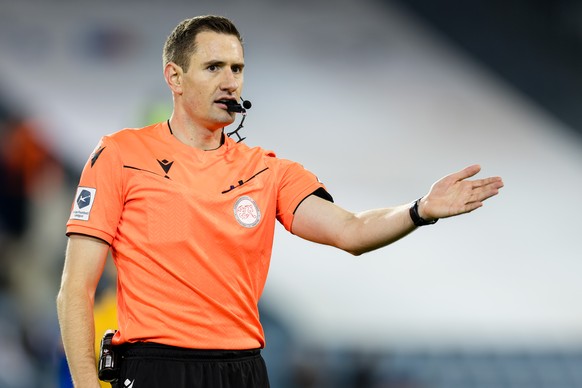Schiedsrichter Johannes von Mandach leitet das Fussball Meisterschaftsspiel der Swiss Super League zwischen dem FC Luzern, FCL, und dem Grasshopper Club Zuerich, GC, am Sonntag, 3. November 2024 in de ...