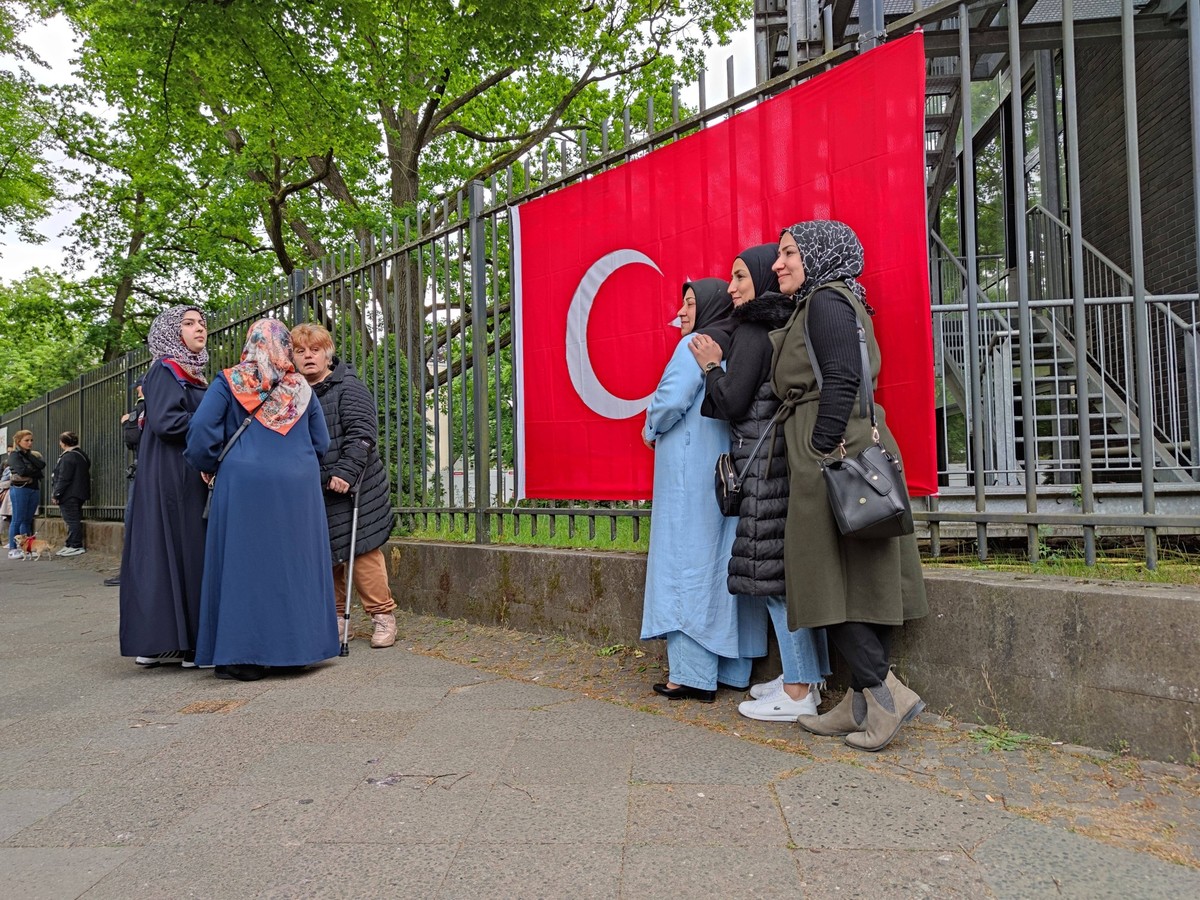 Berlin, Deutschland, 20.05.2023: Türkisches Generalkonsulat im Bezirk Charlottenburg-Wilmersdorf / Westend, Heerstraße / Heerstr 21 / Alemannenallee / Türken stehen Schlange / Warteschlange für die St ...