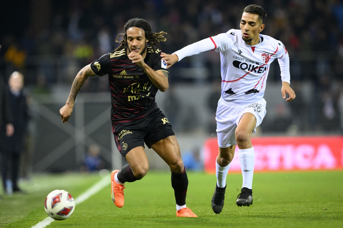 Le defenseur genevois Kevin Mbabu, gauche, lutte pour le ballon avec l'attaquant valaisan Ilyas Chouaref, droite, lors de la rencontre de football de Super League entre FC Sion et Servette FC, SF ...