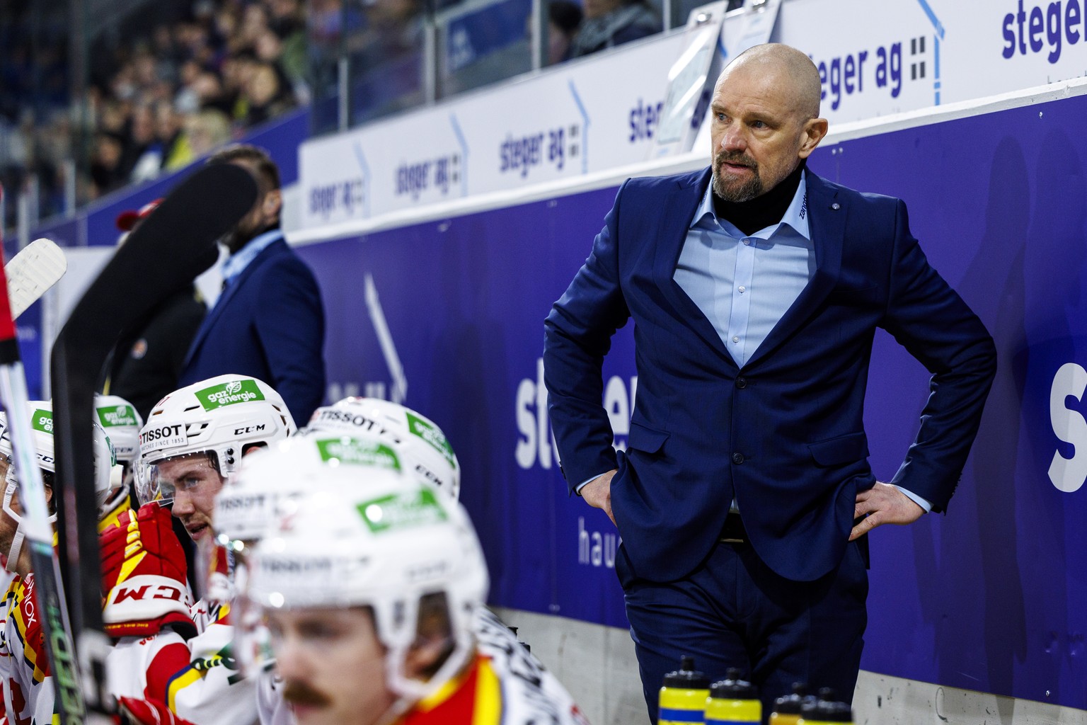 EHC Biel Cheftrainer Petri Matikainen waehrend dem Eishockey-Meisterschaftsspiel der National League zwischen den Teams EHC Kloten und EHC Biel-Bienne am Freitag, 5. Januar 2024, in Kloten. (KEYSTONE/ ...