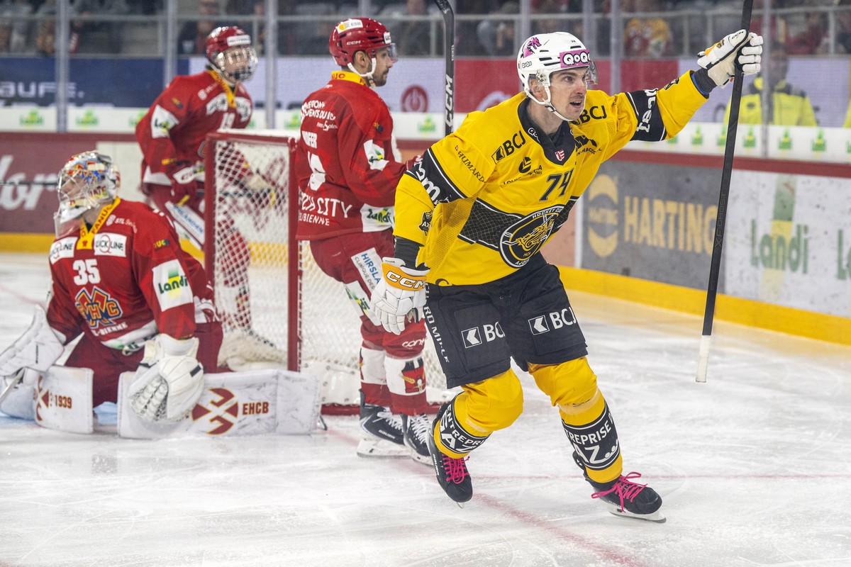 Torhueter Harri Saeteri (EHCB), links, ist geschlagen, Julius Naettinen (HCA) feiert seinen Treffer zum 0-1 im Spiel der Eishockey National League zwischen EHC Biel-Bienne, EHCB, und HC Ajoie, HCA, vo ...