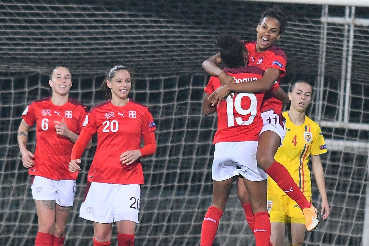 HANDOUT - Die Torschuetzin Coumba Sow, rechts, freut sich mit dem Schweizer Frauen-Nationalteam ueber ihr Tor gegen Rumaenien in der EM Qualifikation in der Gruppe H am Dienstag, 26. Oktober 2020 in M ...