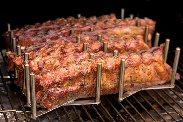 16 Grillgadgets, die dein Leben (ein bisschen) besser machen
VARIERA Deckelhalter von IKEA. Perfekt für 3-2-1 Spareribs!