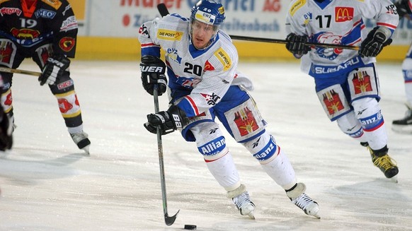 Die ZSC Spieler Arne Ramholt, rechts, Michel Zeiter, Mitte, gegen Berns Peter Jaks beim Eishockeyspiel der NLA ZSC Lions - SC Bern in Zuerich am Dienstag 21. Januar 2003. (KEYSTONE/Dorothea Mueller)