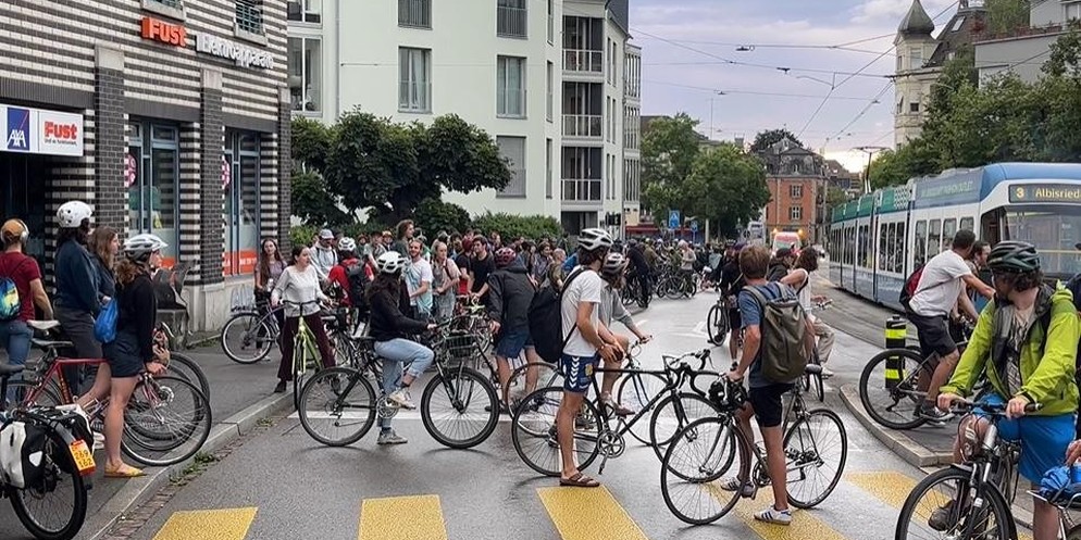 Am Samstagabend versammelten sich hunderte Velofahrerinnen und Velofahrer zum 50. Jubiläum der Velo-Demo in Zürich auf dem Helvetiaplatz.