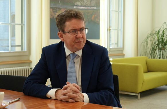 Bundesrat Albert Rösti (SVP) spricht im Interview mit watson in seinem Büro im Bundeshaus Nord über die bevorstehenden Abstimmungen am 24. November 2024 zum Autobahnausbau, die Aufhebung des AKW-Neuba ...