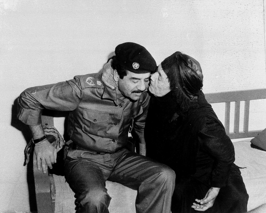 IRAK IRAN-IRAK-KRIEG 1980
Iraqi President Saddam Hussein receives a kiss from the mother of an Iraqi soldier killed at the front during the war with Iran, in November 10, 1980. (KEYSTONE/AP Photo/Str)