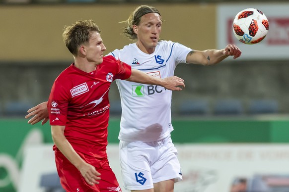 Le joueur zuerichois Nils Von Niederhaeusern, gauche, lutte pour le ballon avec le joueur lausannois Per-Egli Flo, droite, lors de la rencontre de football du Championnat Suisse de Challenge League en ...