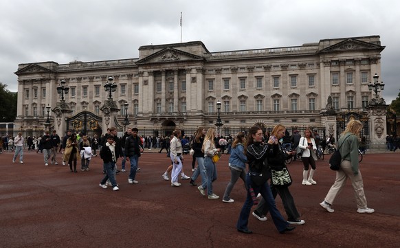 epa11622214 Tourists outside Buckingham Palace in London, Britain, 24 September 2024. The British monarchy is to receive an extra 45 million pounds in taxpayer-funded subsidies. The sovereign grant wi ...