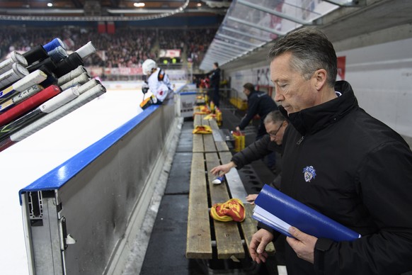 L&#039;entraineur zugois Harold Kreis quitte la patinoire a la fin du match du championnat suisse de hockey sur glace de National League LNA, entre le Lausanne Hockey Club, LHC, et EV Zug, EVZ, ce ven ...