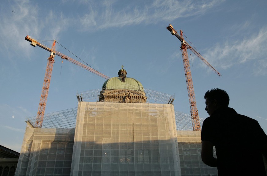 Die Schweiz, ein Sanierungsfall? Bundeshaus mit Baugerüst.