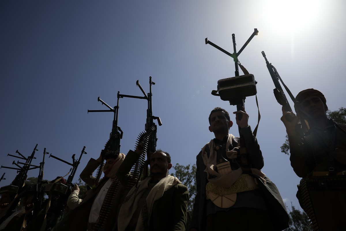 KEYPIX - epa12871343 Armed tribesmen hold up weapons during an anti-US and anti-Israel gathering mobilizing more fighters, in Sana'a, Yemen, 06 April 2026. Yemen's Houthis have been recruiti ...