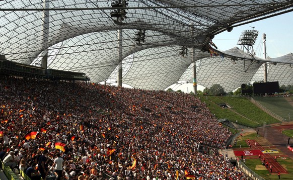 Das Olympiastadion in München fällt besonders durch das einzigartige Dach auf.&nbsp;
