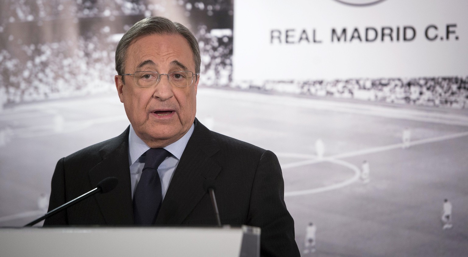epa05038943 Real Madrid president Florentino Perez speaks during a press conference at Bernabeu stadium in Madrid, Spain, 23 November 2015. Real Madrid&#039;s head coach Rafa Benitez was given a vote  ...