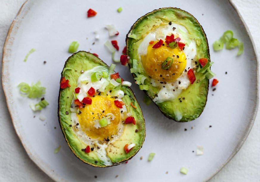 baked eggs avocado gebackene eier frühstück zmorge