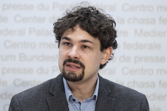 Samuel Kullmann, Grossrat EDU-BE, vom Referendumskomitee spricht an einer Medienkonferenz ueber das E-ID Gesetz, am Montag, 7. April 2025, in Bern. (KEYSTONE/Peter Schneider)