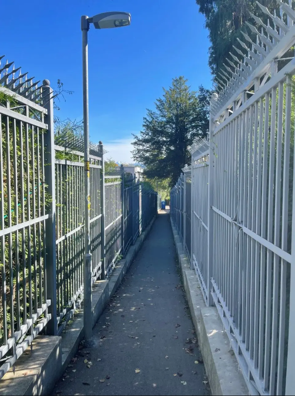 Der Bomontiweg, im Volksmund Schnäggegässli, in Bern oder was davon übrig blieb. Hohe Zäune links und rechts schützen die Gebäude der Chinesen. Wer den Durchgang benutzt, wird auf Schritt und Tritt vo ...