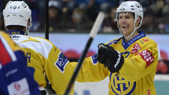 Der Davoser Felicien Du Bois, rechts, jubelt nach seinem Tor zum 1:0 mit dem Davoser Samuel Walser, links, im Eishockey Meisterschaftsspiel der National League A zwischen den Kloten Flyers und dem HC  ...