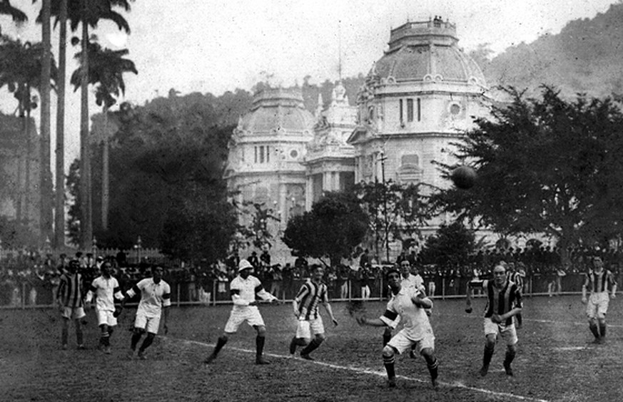 Brasilien (in weiss) betritt gegen Exeter City die grosse Fussballbühne. Einer der Spieler trägt einen Hut.