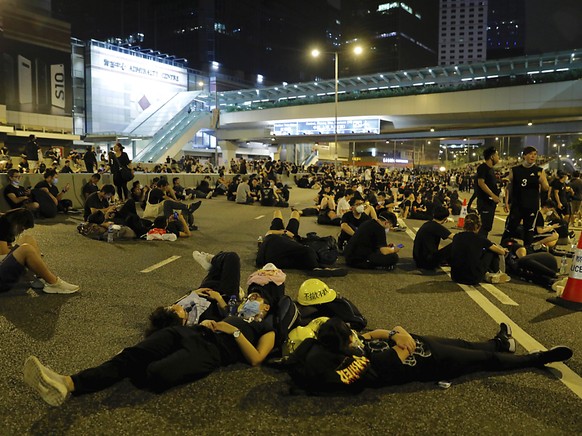 Mehrere hundert Demonstranten harrten in Hongkong auch in der Nacht auf Montag auf den Strassen aus.