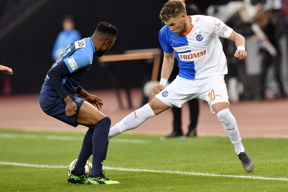 Der Zuercher Umaru Bangura, links, gegen den Grasshopper Yoric Ravet, rechts, beim Fussballspiel der Super League Grasshopper Club Zuerich gegen den FC Zuerich im Stadion Letzigrund in Zuerich am Sams ...