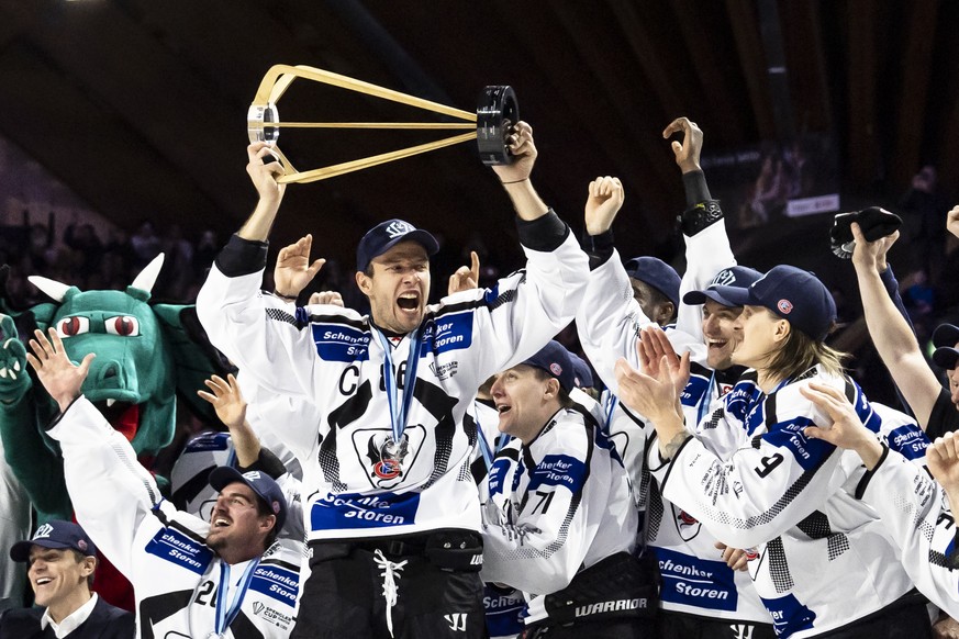 Fribourg&#039;s Julien Sprunger lifts the trophy after the final game between Germany&#039;s Straubing Tigers and Switzerland&#039;s HC Fribourg-Gotteron at the 96th Spengler Cup ice hockey tournament ...