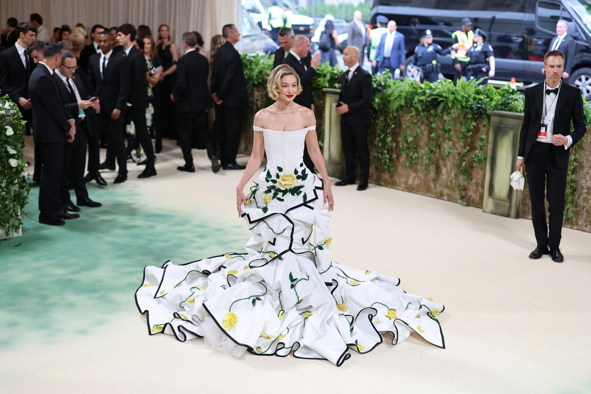 epa11323747 Gigi Hadid arrives at the red carpet for the 2024 Met Gala, the annual benefit for the Metropolitan Museum of Art's Costume Institute, in New York, New York, USA, 06 May 2024. The eve ...