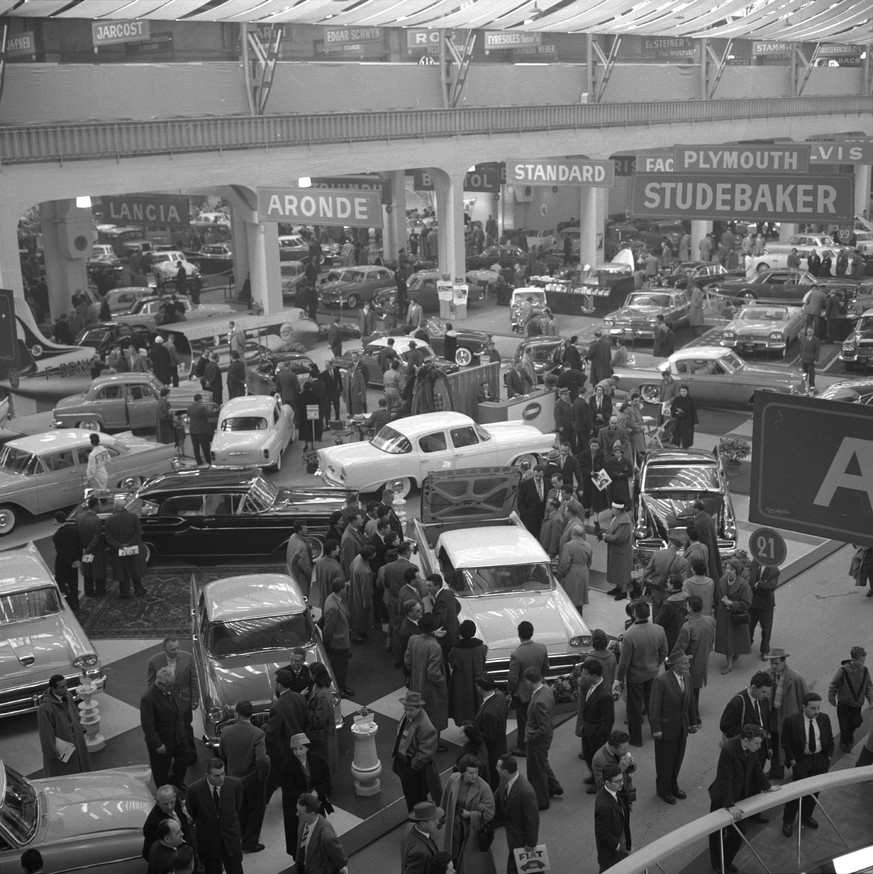 Photographer: Lindroos, Björn Eric Title: Geneva Motor Show Description: Interior view of an exhibition hall, cars and visitors Date: 1958 Recorded in: Geneva Motor Show, 1958