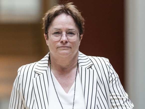 SVP Vizepraesidentin Magdalena Martullo-Blocher, GR, rechts, und SVP Fraktionschef Thomas Aeschi, ZG, schreiten vor die Medien, um von ihrer Einsichtnahme der Textentwuerfe zum EU-Abkommen zu berichte ...