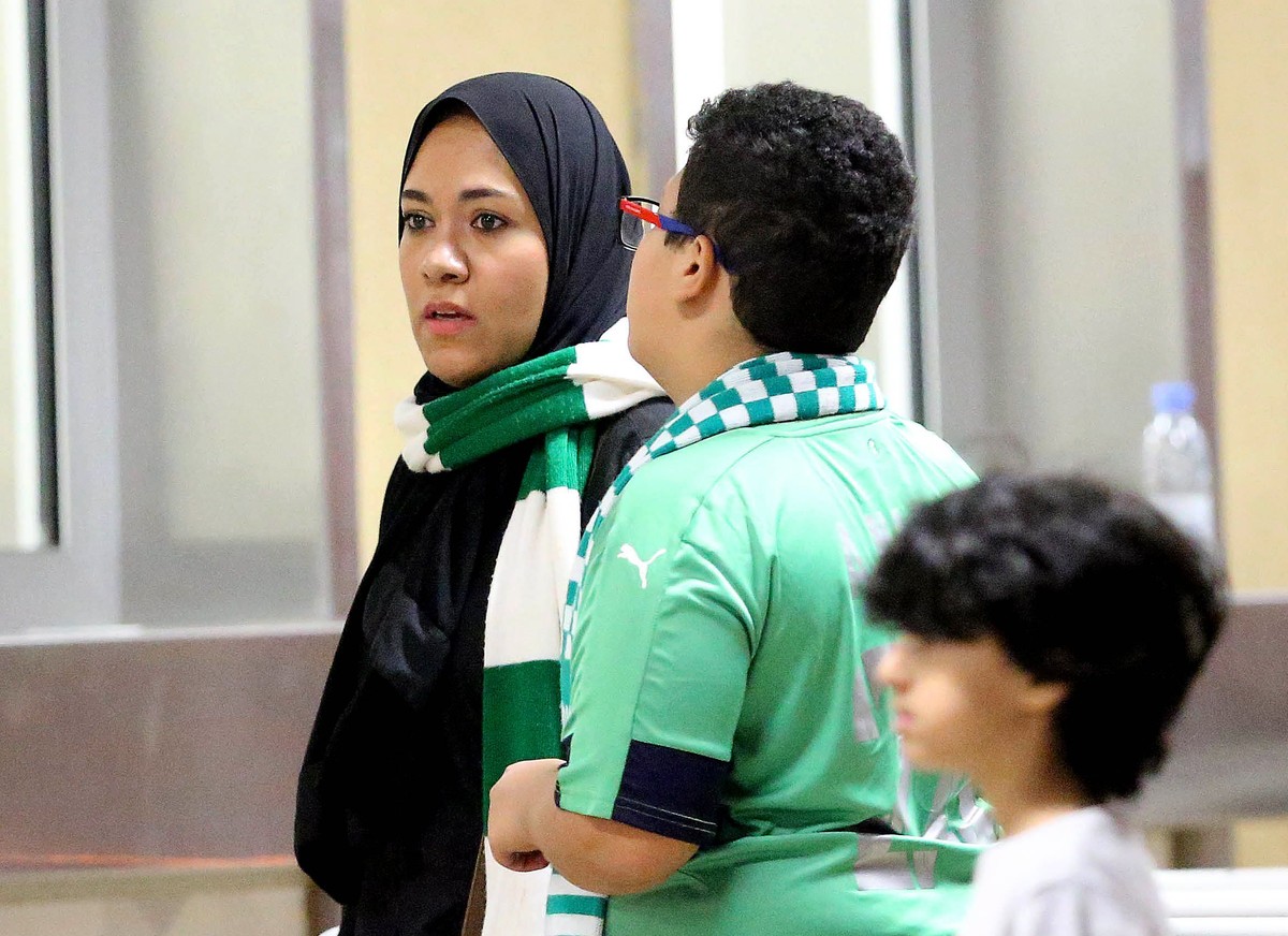 epa06434151 Saudi families arrive to the King Abdullah Sports City known as 'a radiant jewel' to attend the Saudi Football League soccer match Al Ahly and Al-Batin in Jeddah, Saudi Arabia, 1 ...