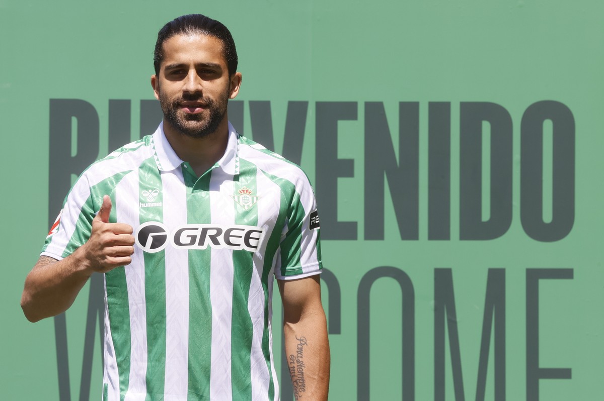 epa11546636 Swiss player Ricardo Rodriguez poses during his presentation as new player of Real Betis in Sevilla, Spain, 12 August 2024. EPA/JOSE MANUEL VIDAL