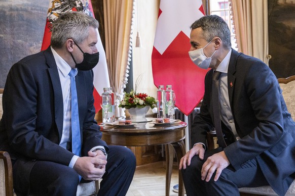 Swiss Federal President Ignazio Cassis, right, talks to Karl Nehammer, Chancellor of Austria, during an official visit, in Zofingen, Switzerland, on Monday, February 14, 2022. (KEYSTONE/Alessandro del ...