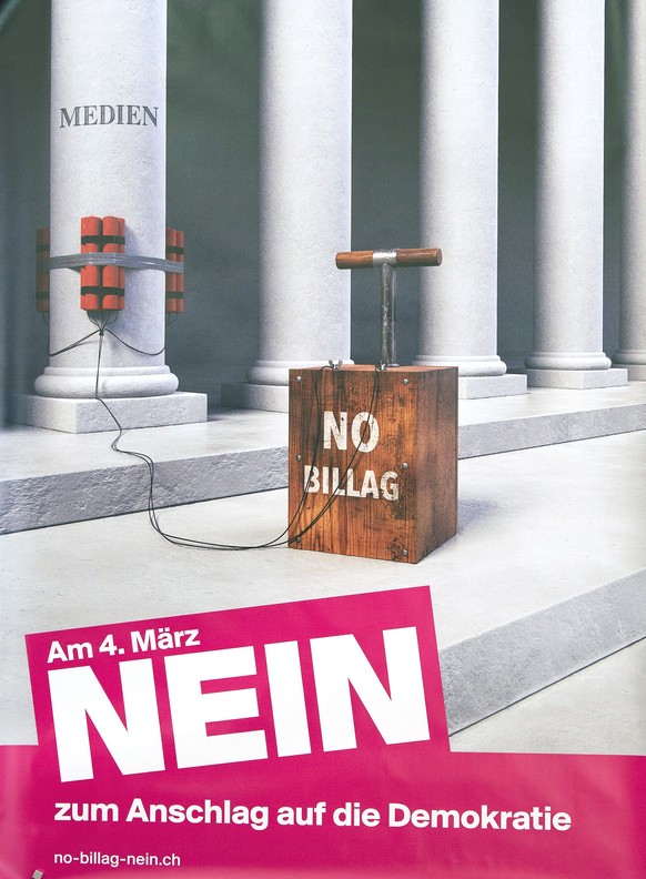 Die Operation Libero lanciert den Abstimmungskampf gegen die No Billag Volksinitiative mit einem Plakat, am Dienstag, 5. Dezember 2017, in Bern. Die Volksabstimmung ueber die No Billag Initiative find ...