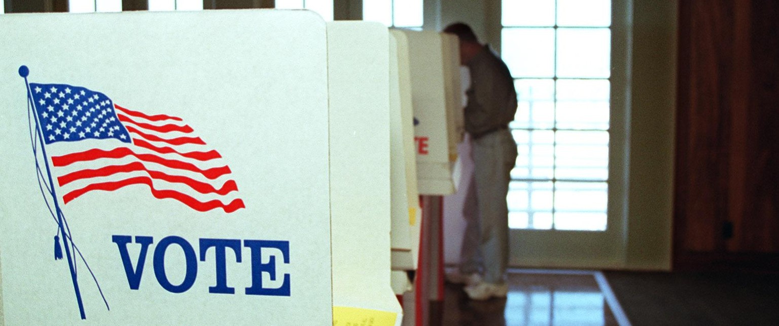 Duke&#039;s Restaurant in Malibu was one of many polling places along the Malibu coast for election voting, April 11, 2000. (Photo by Ken Hively/Los Angeles Times via Getty Images)