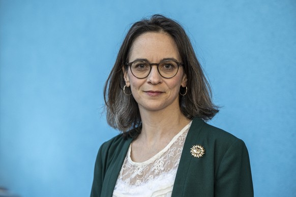 Die Luzerner Stadtratskandidatin Melanie Setz, SP, posiert fuer den Fotografen anlaesslich eines Podiumgespraechs zur bevorstehenden Luzerner Stadtratswahlen am Montag, 18. Maerz 2024 in Luzern. Die L ...