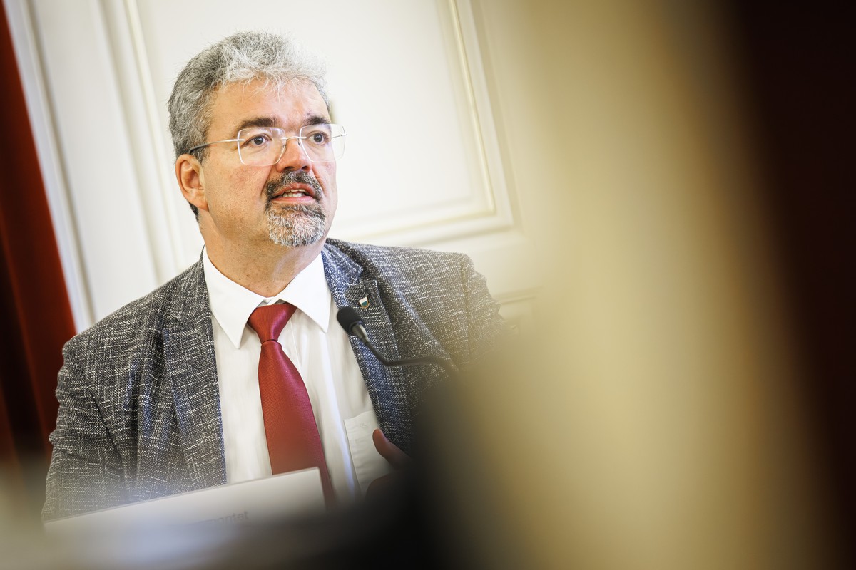Pierre Dessemontet, Syndic d'Yverdon, participe a une conference de presse afin de presenter les deux preavis concernant l?avenir du projet de parking de la Place d?Armes, ce lundi 3 juin 2024 a  ...